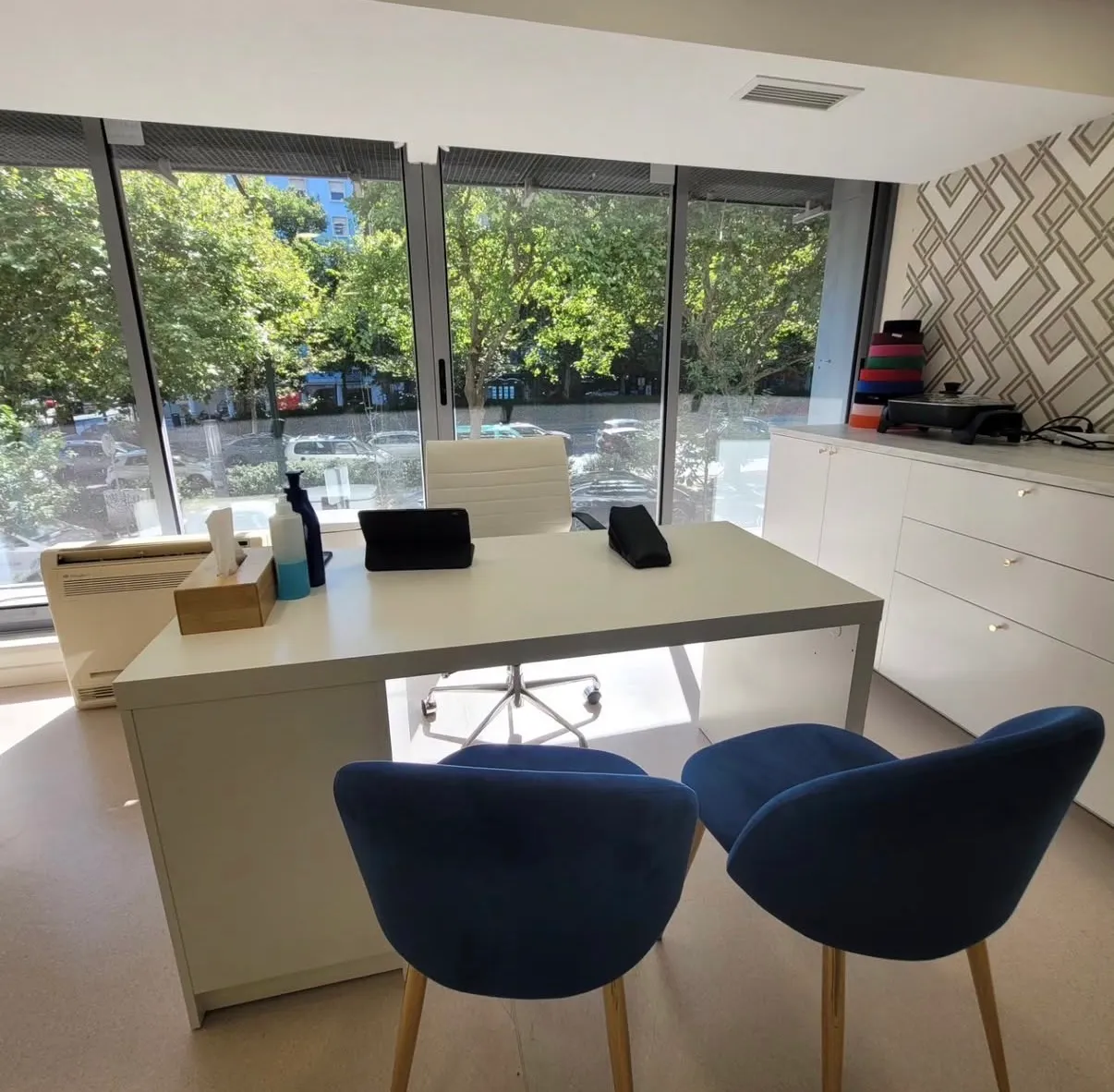 Outra vista da sala de consulta, com material de terapia na bancada