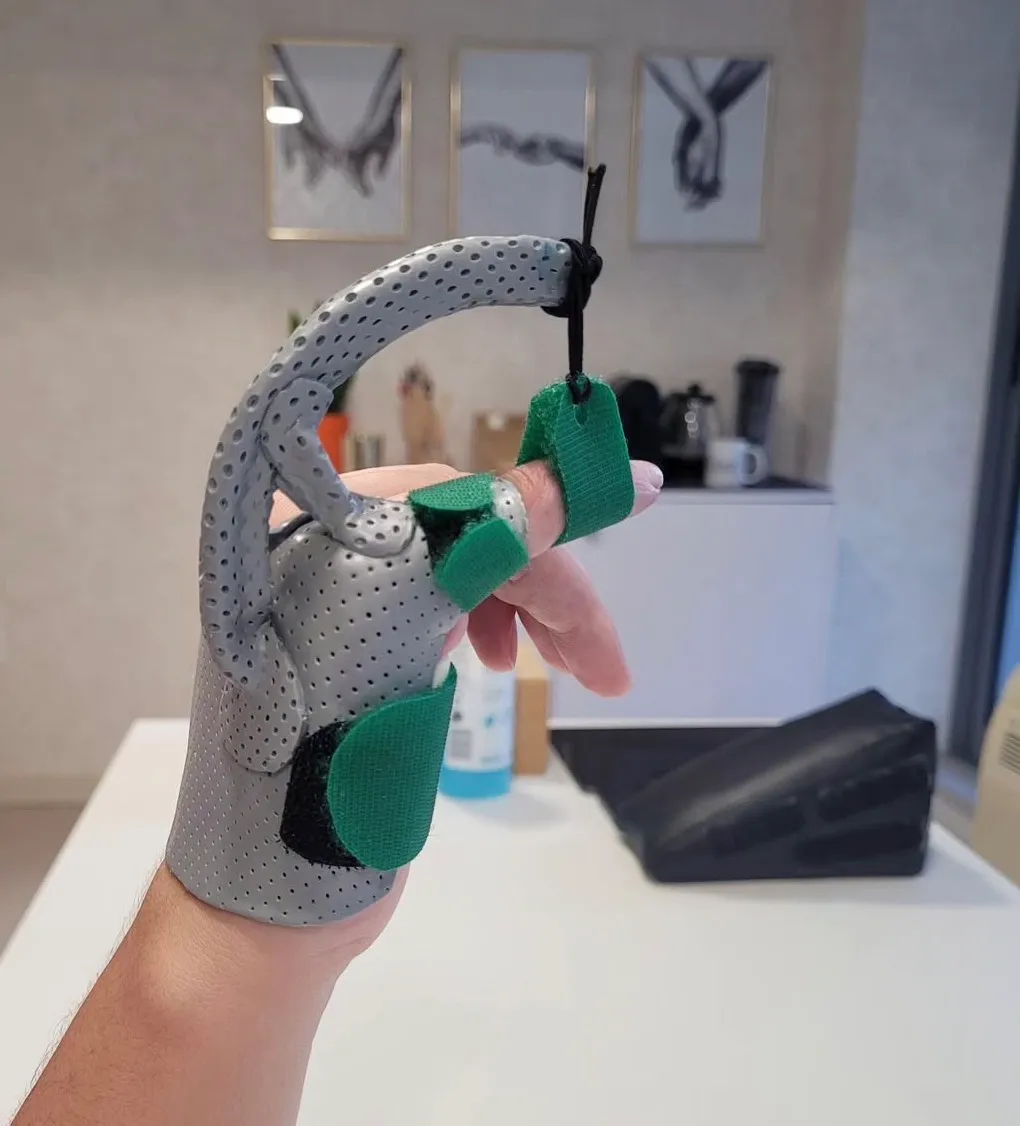 Ortótese cinzenta perfurada com tração de um dedo